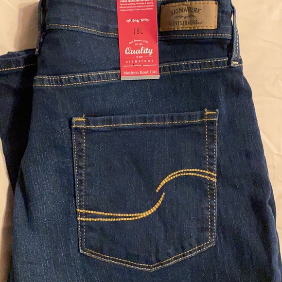 Signature by Levi Strauss Denim - Women’s Signature Levi Strauss jeans